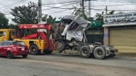 Um caminhão com reboque e um caminhão guindaste colidiram frontalmente na Rodovia Provincial 8, deixando duas pessoas presas nas ferragens e causando congestionamento por horas.