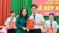 Neunzehn herausragende Schüler der Tran Bien High School wurden mit 18 Jahren in die Partei aufgenommen und damit geehrt.