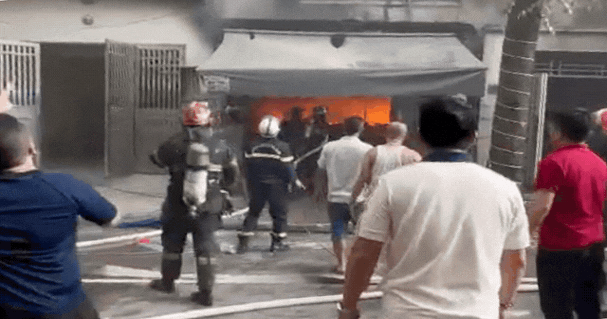 Van Phu şehir bölgesinde yangın çıktı; ambulanslar olay yerine geldi.