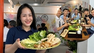 Students bring their exam scores... to eat grilled spring rolls, some get over 90% off in Ho Chi Minh City.