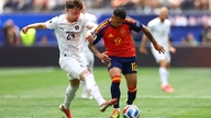 فازت إسبانيا على النمسا 3-0: سجل أويارزابال هدفين، وحطم سيمون رقماً قياسياً.