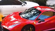 Kinder benutzen einen 12 Milliarden VND teuren Ferrari als Rutsche; der Besitzer klagt auf Schadensersatz.