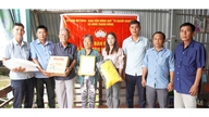 Binh Thanh Dong kommune overleverer 13 solidaritetshus.