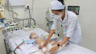 Provincie Khanh Hoa zachránila život dítěti s těžkým onemocněním rukou, nohou a úst pomocí techniky kontinuální filtrace krve.