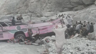 Pakistan: Bus stort in ravijn, minstens 40 doden.