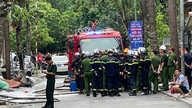 Vidner beretter om øjeblikkene, hvor branden i det tilstødende hus i Hanoi blev slukket.