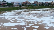 A causa da espuma branca que cobre a superfície do rio Ky Cung foi revelada.