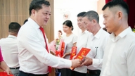 I Da Nang höll många stadsdelar ceremonier för att presentera beslut om utnämning av grannskapsgruppsledare efter framgångsrik omorganisation och sammanslagningar.