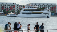 Akutförbud för resor till sjöss gör att turister i Ha Long-bukten kämpar för att undkomma stormen.