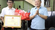 Komrad Nguyen Manh Quyen, Timbalan Setiausaha Jawatankuasa Parti Wilayah dan Pengerusi Jawatankuasa Rakyat Wilayah, mengucapkan tahniah kepada pelajar yang mencapai skor tertinggi di seluruh negara dalam gabungan mata pelajaran A01.