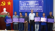Phu Hoa heeft ruim 322 miljoen VND overhandigd ter ondersteuning van de teelt van gewassen en de veeteelt voor huishoudens die net boven de armoedegrens leven en huishoudens die recentelijk aan de armoede zijn ontsnapt.