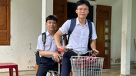 Per tre anni, i due migliori amici sono andati a scuola insieme su una vecchia bicicletta, e entrambi hanno ottenuto il massimo dei voti all'esame di ammissione.