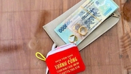 Phát hiện cọc tiền 500.000 đồng và gần 10 chỉ vàng 24K nằm chơ vơ gần đống rác, công an lập tức xác minh