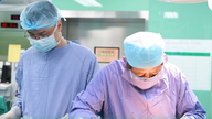 Ngã đập ngực vào lan can, người đàn ông không biết bị gãy 5 xương sườn