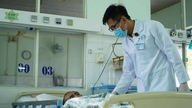 El joven médico perteneciente al grupo étnico Co Ho siente una profunda preocupación por los pacientes con VIH/SIDA.