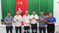 Provinzparteisekretär Luong Nguyen Minh Triet nimmt an der Parteizellensitzung der Wohngruppe 4 in Tu An teil.