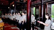 Ceremonie van het offeren van wierook en het rapporteren van behaalde resultaten bij de Tempel van President Ho Chi Minh en de historische locatie van het Ministerie van Justitie.