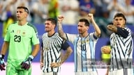 อาร์เจนตินาผ่านเข้ารอบ 16 ทีมสุดท้ายฟุตบอลโลกได้อย่างหวุดหวิด: เมสซีโชว์ฟอร์มยอดเยี่ยม เตรียมพบกับซาลาห์จากอียิปต์