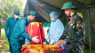 Ondanks de stormachtige weersomstandigheden is de berging van de stoffelijke resten van de gesneuvelde soldaten op de martelaarsbegraafplaats van Ba ​​Chẽ voltooid.