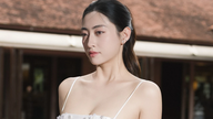Folkets kunstner Thanh Lam malte Lang Co, Hue, hvitt sammen med hundrevis av skjønnhetsdronninger og modeller.