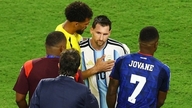 L'abbraccio di Messi al portiere capoverdiano quarantenne ha suscitato scalpore.