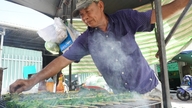 เนื้อย่างห่อใบพลู ร้านขายอาหารริมทางที่ดำเนินกิจการโดยคู่สามีภรรยาจากสามเหลี่ยมปากแม่น้ำโขงมานาน 32 ปี มีเวลาขายที่ไม่เหมือนใคร