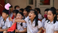 ประธานฮานอย: สร้างโรงเรียนเพิ่มเพื่อให้แน่ใจว่านักเรียน 80% เข้าเรียนในโรงเรียนของรัฐ
