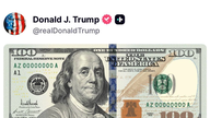 Президент США Трамп представил новую 100-долларовую купюру со своей подписью.