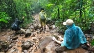Tay Ninh advarer turister om risikoen for stenskred på Ba Den-bjerget.