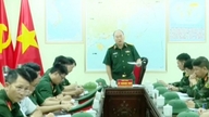 De plaatsvervangend chef van de generale staf van het Vietnamese Volksleger inspecteert de maatregelen ter voorkoming en bestrijding van tyfoon nummer 1 in Quang Ninh.