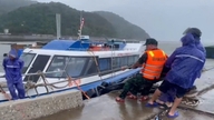 ট্রান দ্বীপ সীমান্তরক্ষী ঘাঁটি টাইফুন নং ১-এর মোকাবিলায় স্থানীয় জনগণকে সক্রিয়ভাবে সহায়তা করে।