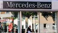 Tisíce zaměstnanců společnosti Mercedes-Benz protestovaly proti úsporným opatřením.
