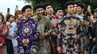 Bekende kunstenaars promoten de ao dai (traditionele Vietnamese kleding) in het hart van het erfgoedgebied van Hue.