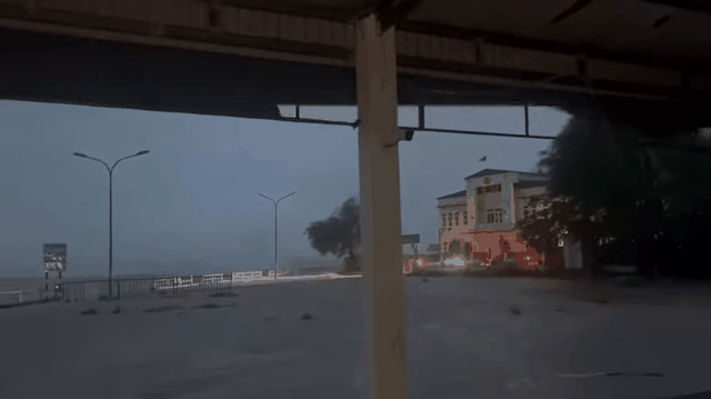 ঝড়টি স্থলভাগে আঘাত হেনেছে; আজ রাতে বৃষ্টি ও বাতাস সর্বোচ্চ পর্যায়ে পৌঁছাবে।