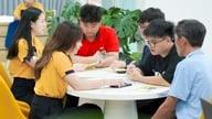 Twee universiteiten hebben minimumscores voor toelating aangekondigd, beginnend bij 15 punten, gebaseerd op de resultaten van het eindexamen van de middelbare school.