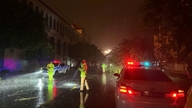 Tim Polisi Lalu Lintas No. 3 membersihkan pohon tumbang dan menjaga kelancaran arus lalu lintas di jalan-jalan selama Topan No. 1.