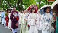 Hue'de düzenlenen Bach Hoa Bo Hanh Vietnam Geleneksel Kıyafet Festivali'ne 1000'den fazla kişi katıldı.