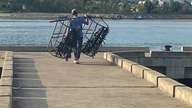 Volgens vissers in Canh Duong gebruiken ze de "balvormige" methode om inktvis te vangen.