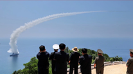 Kim Jong-un inspiserer oppskytningen av et cruisemissil fra en ny destroyer.