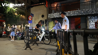 Hanoi ha imposto il divieto di circolazione dei veicoli nel centro di Hoan Kiem: molti residenti, sorpresi, sono scesi dalle proprie auto e si sono incamminati a piedi.
