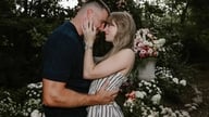 Taylor Swift secara rasminya berkahwin dengan bintang Travis Kelce.