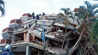 Vietnamesische Rettungsteams suchten die ganze Nacht über in Venezuela nach Opfern.