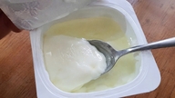 Wat is die vloeibare laag bovenop yoghurt die experts afraden om weg te gooien?
