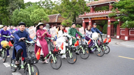Mais de 200 pessoas pedalaram vestindo o tradicional ao dai vietnamita, divulgando a mensagem de uma vida sustentável em Hue.