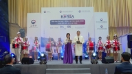 韓国での留学や就労の機会を拡大する。