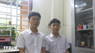 To nære venner skrev navnene sine på æreslisten over de beste studentene i Quang Tri-provinsen.