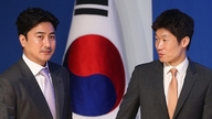 Peminat bola sepak Korea Selatan terkejut apabila 'generasi 2002' bertembung antara satu sama lain.