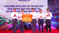 Delegasi dari wilayah Bac Ninh memberi penghormatan kepada para syuhada yang berani di Quang Tri.
