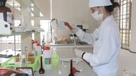 Návrh na zpřísnění předpisů pro výrobu a distribuci insekticidů a dezinfekčních prostředků.
