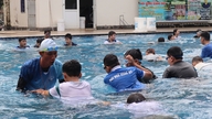 Cours de natation gratuits pour les étudiants.